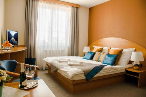 Un pat sau paturi într-o cameră la Penzion Fontana