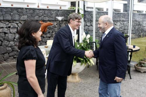a man and a woman shaking hands at Hotel La Palma Romántica in Barlovento