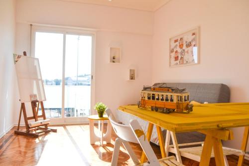 una sala de estar con una mesa con un tren. en Belém River Apartment en Lisboa