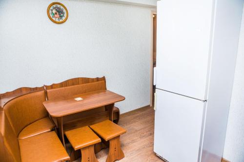 Yurgaにあるпроспект Кузбасский 14の冷蔵庫の横に小さなテーブルと椅子