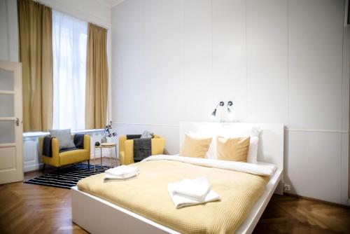 ブダペストにあるGarden Trees Apartmentのベッドルーム1室(大型ベッド1台、タオル2枚付)