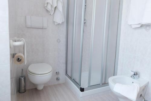 W łazience znajduje się prysznic, toaleta i umywalka. w obiekcie Albergo Ristorante Da Neni w mieście Mori
