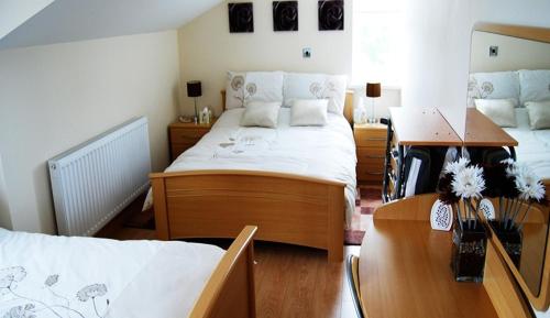 Una cama o camas en una habitación de Winchfawr Lodge