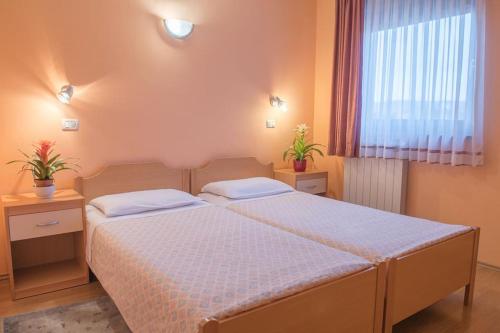 Guest House Danilo-Hiša Primc房間的床