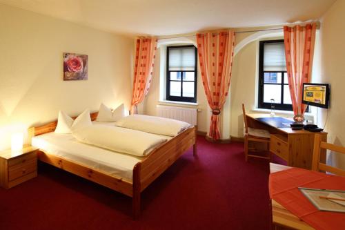 A bed or beds in a room at Hotel-Pension zum Markt