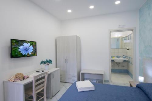 1 dormitorio con cama azul y baño en Gli Dei Gemelli 2, en Agerola