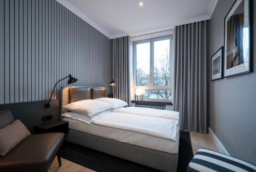 Schlafzimmer mit einem Bett und einem Fenster in der Unterkunft Alster-Hof in Hamburg