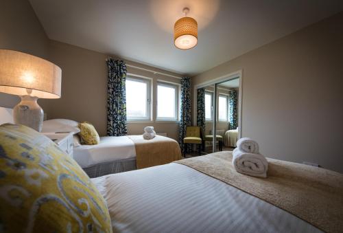 ポートリーにあるTaigh Mhuirneのベッド2台と窓が備わるホテルルームです。