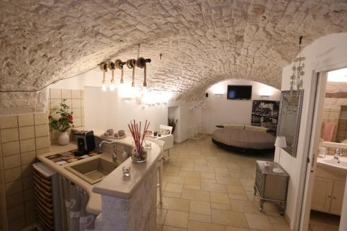a kitchen with a sink and a living room at Casa Vacanze Il Rifugio Del Principe in Putignano