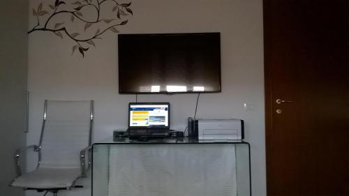 a room with a desk with a computer and a monitor at A casa con Stefania in Settecamini