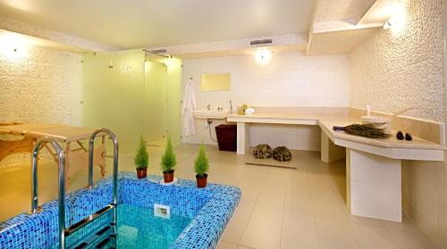 Kamar mandi di Villa Pinia Eco-hotel