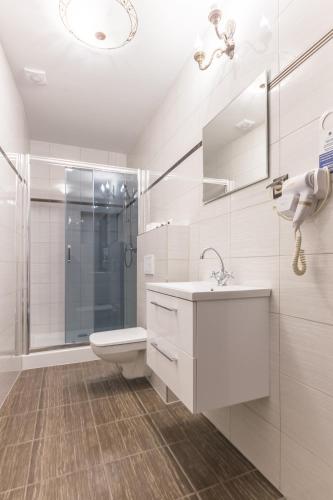 a bathroom with a toilet sink and a shower at Zamek Czocha in Leśna