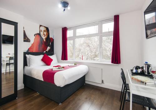 倫敦的住宿－溫布利公園酒店，一间卧室配有一张壁画床