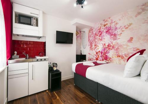 Kuchyň nebo kuchyňský kout v ubytování Wembley Park Hotel