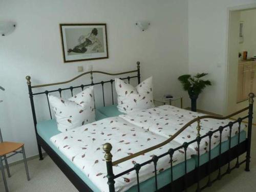 um quarto com uma cama grande e almofadas brancas em Ferienwohnung Familie Knak em Lassan