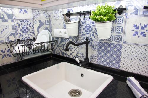 タリファにあるCasa Gigi Tarifaの青と白のタイルを使用したバスルーム(シンク付)