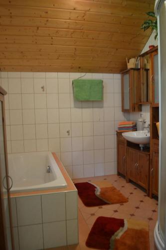 uma casa de banho com uma banheira e um lavatório em Ferienwohnung Zauner em Hallstatt