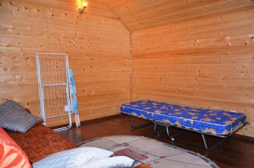 ウストロニエ・モルスキエにあるDomek drewniany modrzewiowy w Ustroniu Morskimの木造キャビン内のベッド1台