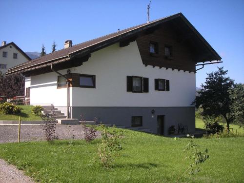 a white house with a black roof at Ferienwohnungen Familie Jarnig Inge in Görtschach