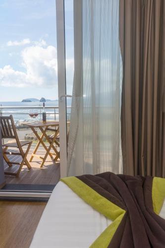 a bedroom with a balcony with a view of the ocean at Vila Barca in Madalena