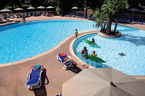 - une piscine dans un complexe avec des joueurs dans l'établissement Belambra Clubs Résidence Le Pradet - Lou Pigno, au Pradet