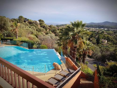 une piscine sur le balcon d'une maison dans l'établissement Les Terrasses, à Bormes-les-Mimosas