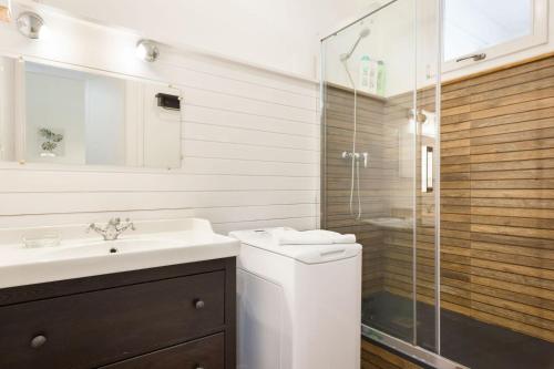 バルセロナにあるStay U-nique Apartments Granadosの白いバスルーム(シンク、シャワー付)
