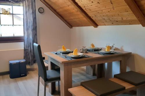 a dining room with a wooden table and chairs at Ferienwohnung Raithel in Schwarzenbach an der Saale