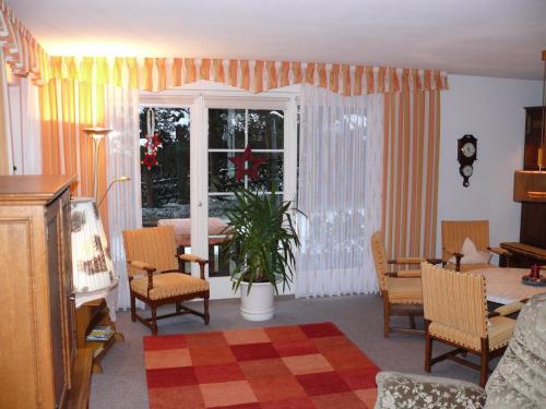 ブラウンラーゲにあるFerienwohnungen Meyerのリビングルーム(テーブル、椅子、窓付)