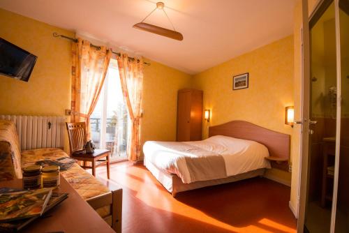Postel nebo postele na pokoji v ubytování Maison VERNET - Hôtel Beauséjour