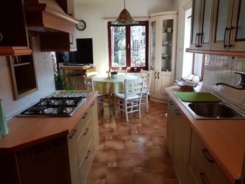 Dapur atau dapur kecil di Apartment Slavi