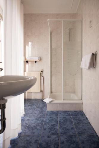 a bathroom with a sink and a shower at Landgasthaus Blick ins Tal in Wißmannsdorf