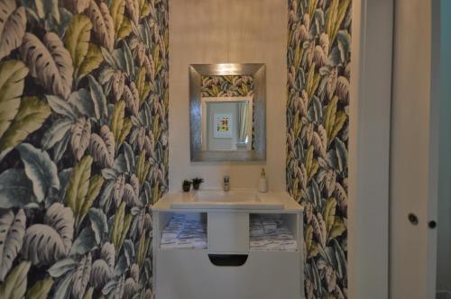y baño con lavabo y espejo. en Porto Charming Hotel, en Oporto