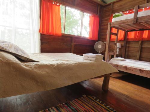 a bedroom with a bunk bed and a bunk bed at Vocaré Finca Agroecológica in Upala