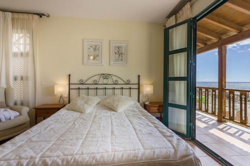 Schlafzimmer mit einem Bett und Meerblick in der Unterkunft Okeanos Villa front line San Blas in San Miguel de Abona