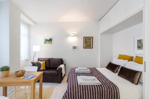 uma sala de estar com uma cama e um sofá em Formosa Flats no Porto