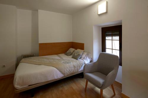 ジローナにあるSant Josep Loftのベッドルーム1室(ベッド1台、椅子付)