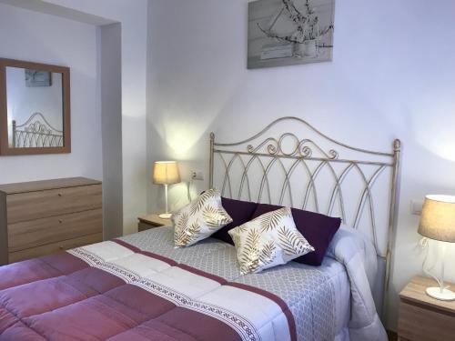una camera con un letto con due cuscini sopra di Leyre's House - Terrace & Sun a Frigiliana