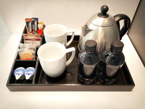 Oprema za pripravo čaja oz. kave v nastanitvi Palm Swift Luxury Accommodation