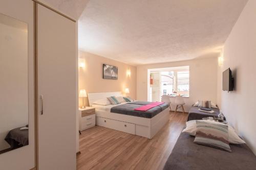 En eller flere senge i et værelse på Apartments Magdalena