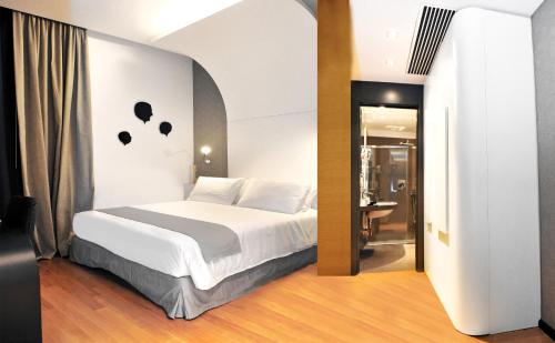 une chambre avec un lit blanc et une salle de bain dans l'établissement Culture Hotel Centro Storico, à Naples
