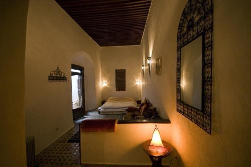 Ένα ή περισσότερα κρεβάτια σε δωμάτιο στο Riad Felloussia