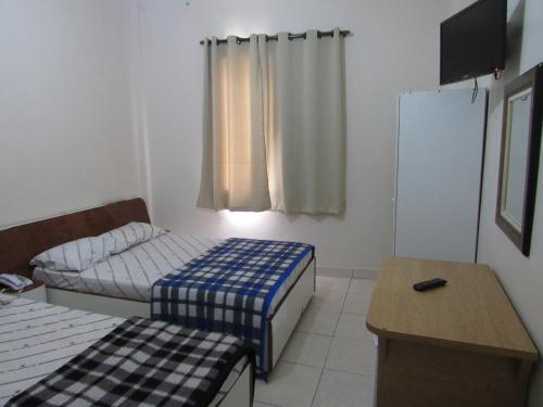Tempat tidur dalam kamar di Hotel Moraes a 10 minutos da 25 de Março,Brás,Bom Retiro,a 2 minutos do Mirante Sampa Sky e pista de Skate Anhangabaú