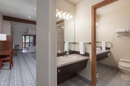 A bathroom at Shilo Inn Suites Hotel - Bend