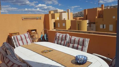 - une table et des chaises sur un balcon avec des bâtiments dans l'établissement le friouli, à Marseille