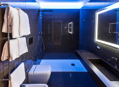 łazienka z prysznicem, toaletą i umywalką w obiekcie Caruso Place Boutique & Wellness Suites w mieście Neapol