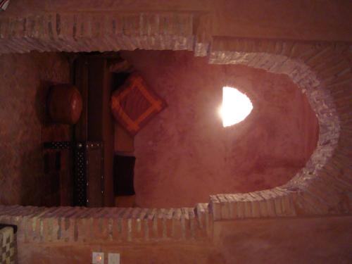 a hole in a wall with a light in it at Riad Felloussia in Meknès