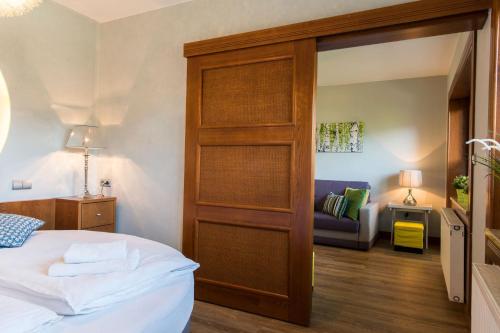 una camera con letto e porta in legno di Apartamenty Cicha Woda a Zakopane