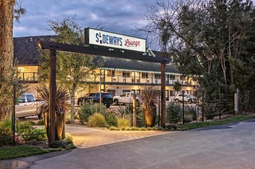 a sign for a shopping centre in front of a building at Sideways Inn in Buellton