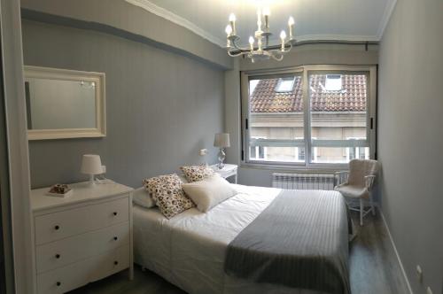 1 dormitorio con 1 cama con tocador y ventana en Torre Center en Santiago de Compostela